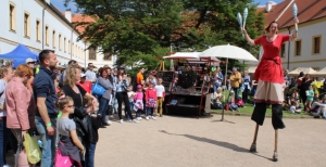 Prvn&iacute; v&iacute;kend městsk&yacute;ch slavnost&iacute; l&aacute;k&aacute; na m&aacute;jov&eacute; trhy či sochaře