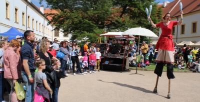 Prvn&iacute; v&iacute;kend městsk&yacute;ch slavnost&iacute; l&aacute;k&aacute; na m&aacute;jov&eacute; trhy či sochaře