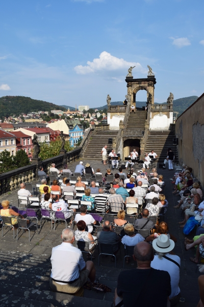 Z&aacute;mek i přes l&eacute;to poř&aacute;d&aacute; mnoho zaj&iacute;mav&yacute;ch akc&iacute;