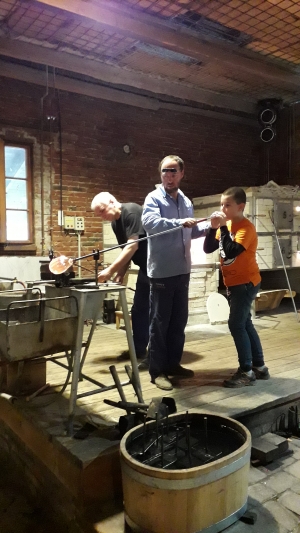 Exkurze čtvrť&aacute;ků a p&aacute;ť&aacute;ků Z&Scaron; Boletice ve skl&aacute;rně v Lindavě